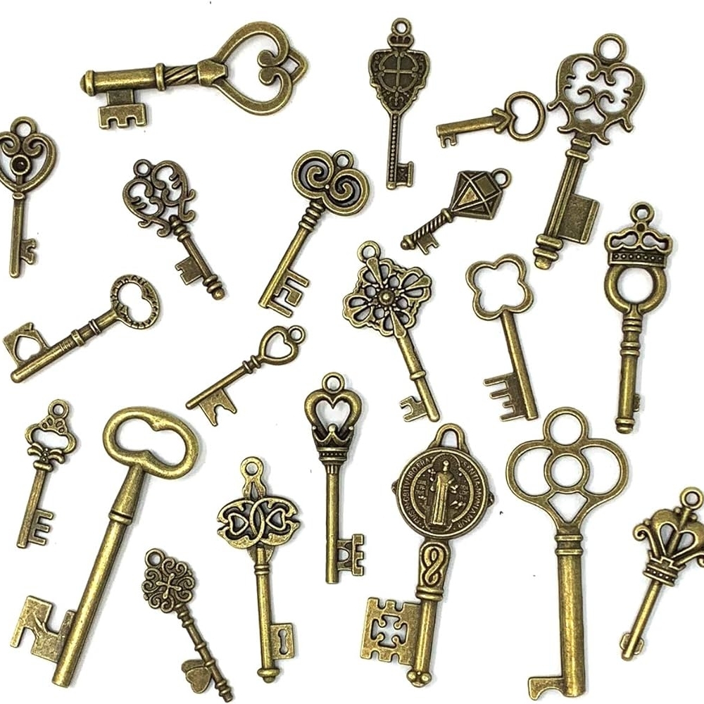 (5) Vintage Style Gold Bronze Brass Mixed Antique Style Skeleton Key Charms.